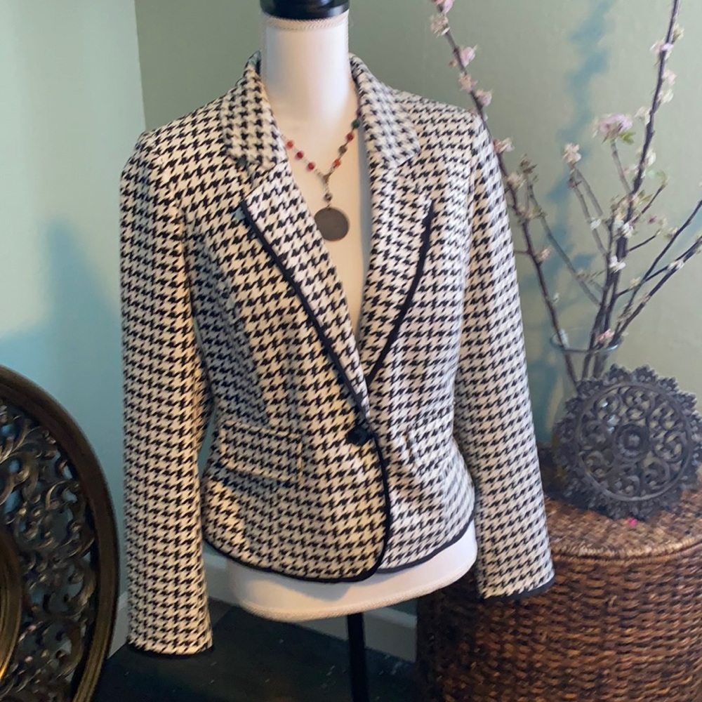 3/$20 Donna Moore black and white lined blazer